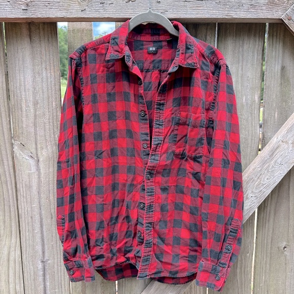 Uniqlo Red and Black Checkered Plaid Button Down Collared Shirt - Picture 1 of 6